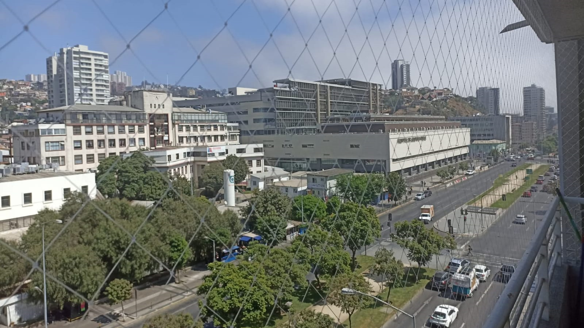 Malla de seguridad en balcón con vista urbana